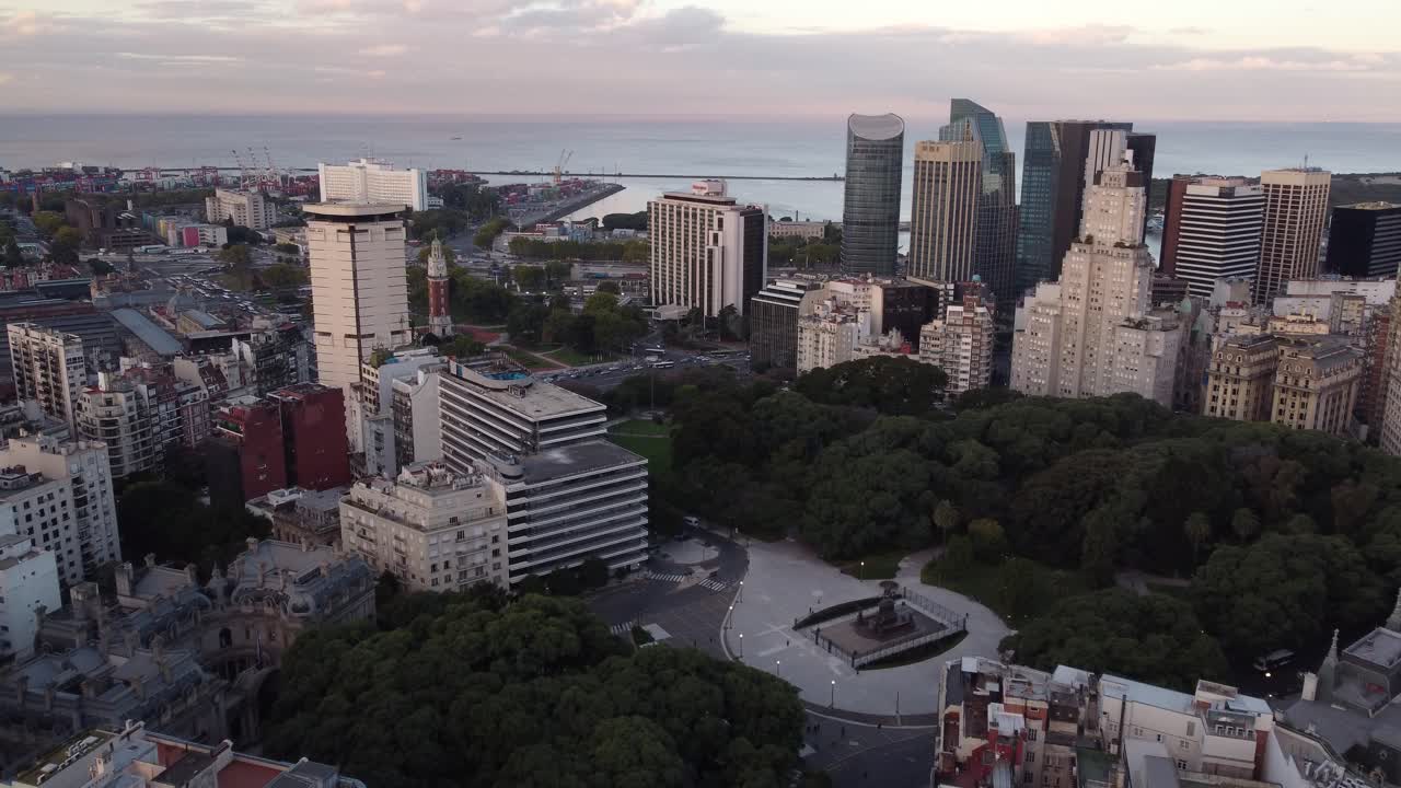 Volo di drone su un centro urbano moderno e sviluppato di Buenos Aires con grattacieli
