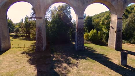 dron moviéndose hacia atrás, revelando un puente en el parque con algunas llamaradas solares