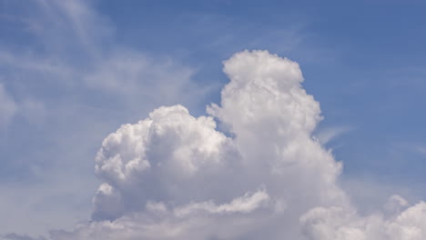 lapso de tiempo de las nubes de tormenta monzónicas que se forman durante la estación húmeda en el territorio del norte