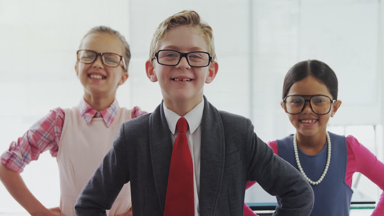 equipo de tres niños fingiendo ser ejecutivos 4k 4k
