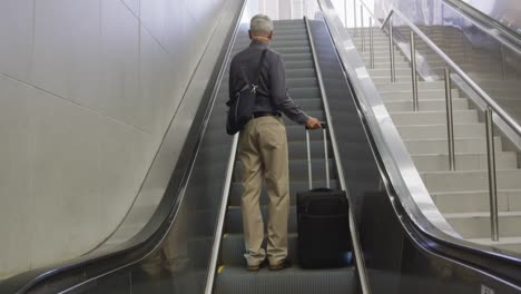 hombre caucásico en una estación de metro con una máscara facial contra el coronavirus