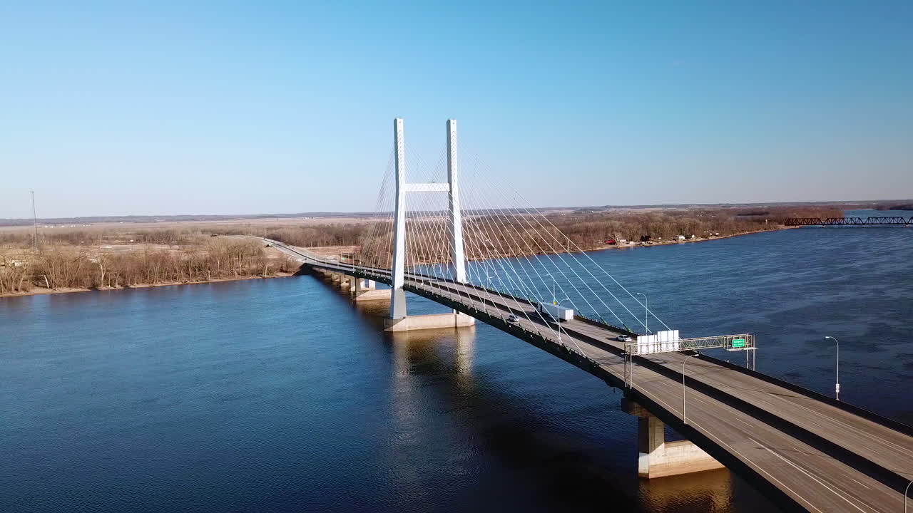 Veduta aerea di un ponte sospeso che attraversa il fiume Mississippi vicino a Burlington, Iowa, suggerisce l'infrastruttura americana 3