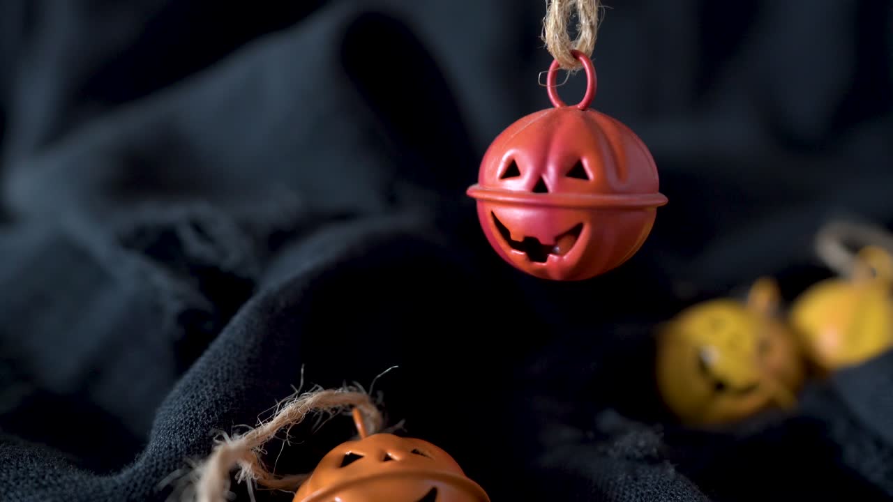 campanas de cabeza de calabazas de halloween de metal ondeando en la oscuridad, crean un fondo de promoción dramático, espacio para el mensaje