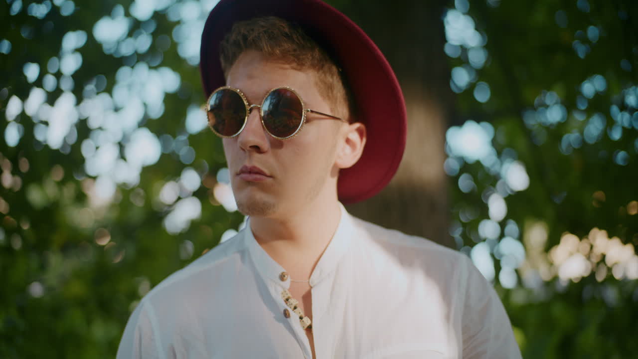 공원에서 세련된 남자