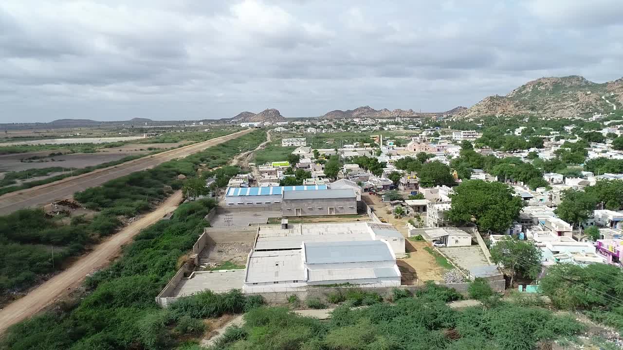 vista panorámica aérea de un pueblo indio al borde de la montaña