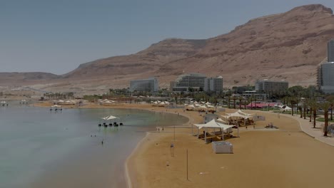 Vista-Aérea-Del-Balneario-Del-Mar-Muerto-En-Israel-Con-Montañas-Rojas-En-El-Fondo