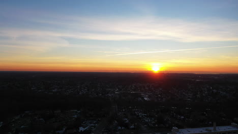 Una-Toma-Aérea-Sobre-Un-Barrio-Suburbano-Durante-Un-Amanecer-Dorado