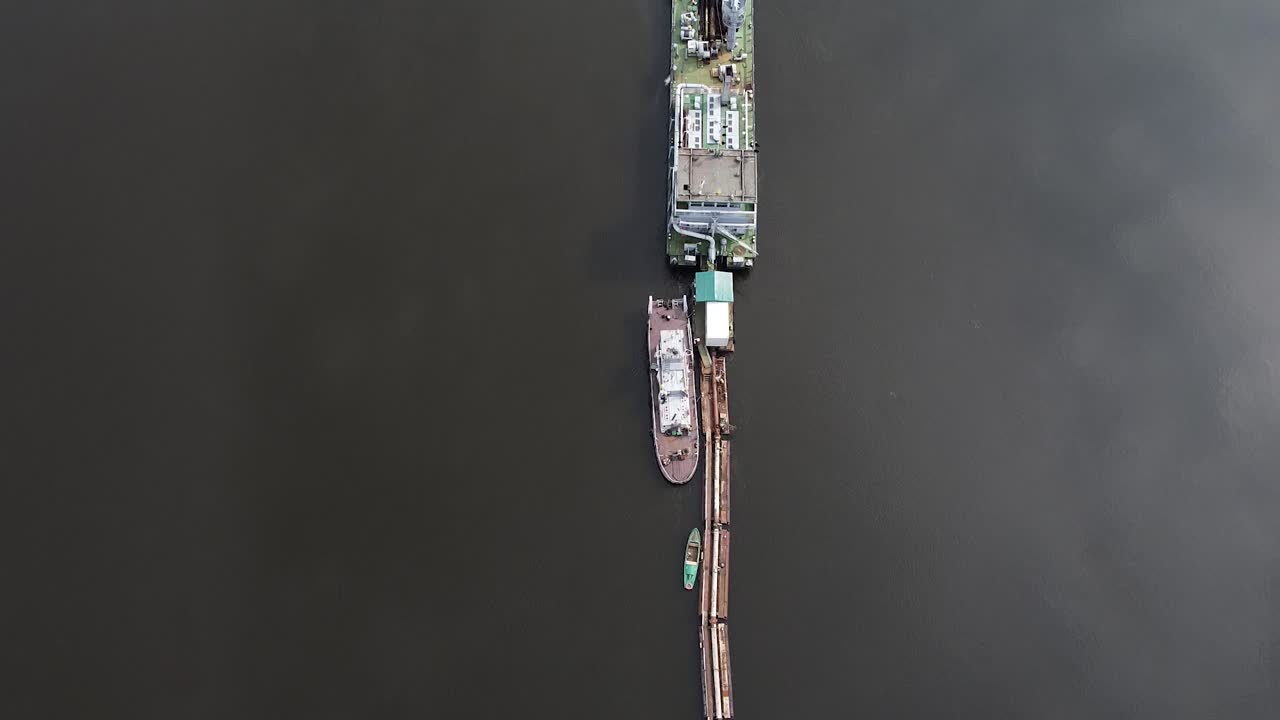 하향식 무인 항공기보기에서 자갈을 파는 물의 강 심화 장치