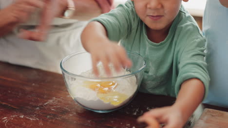 huevos, niños aprendiendo o cocinando con los padres