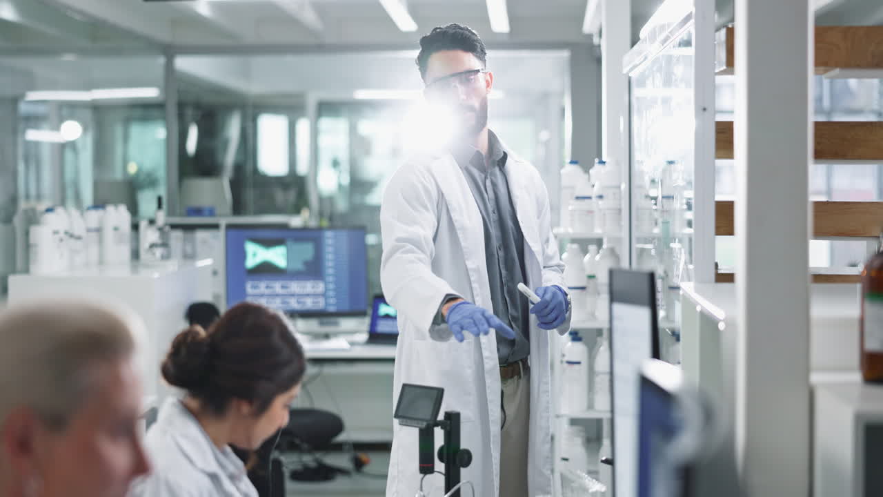 現代の研究室で働く科学者たち