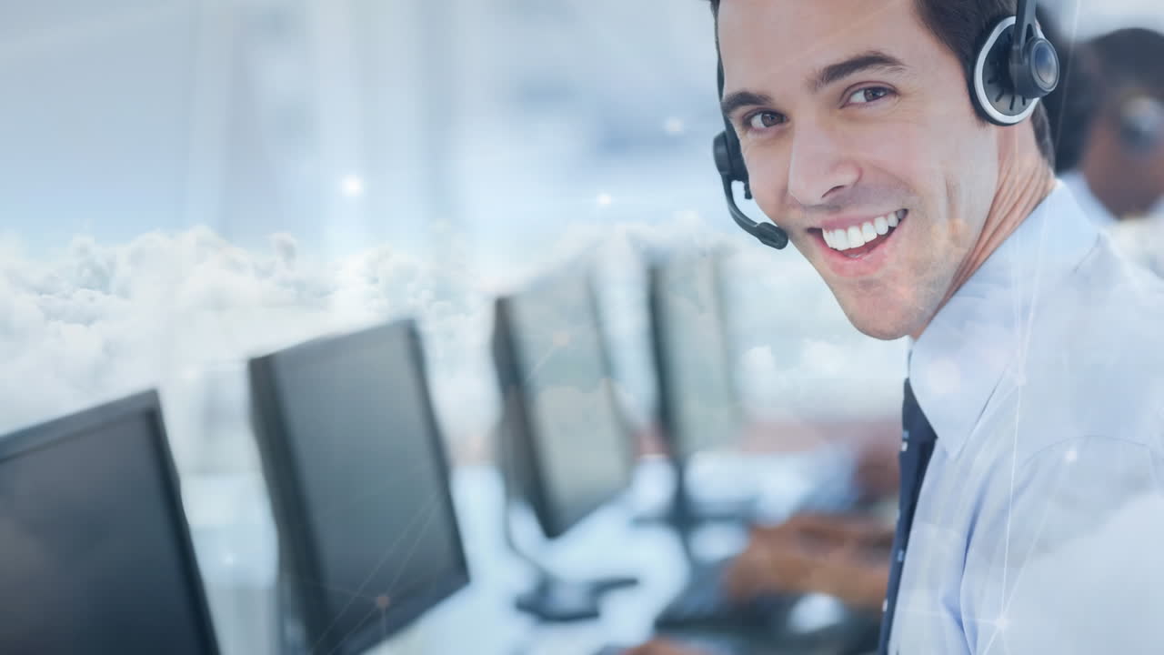 hombre trabajando en un centro de llamadas