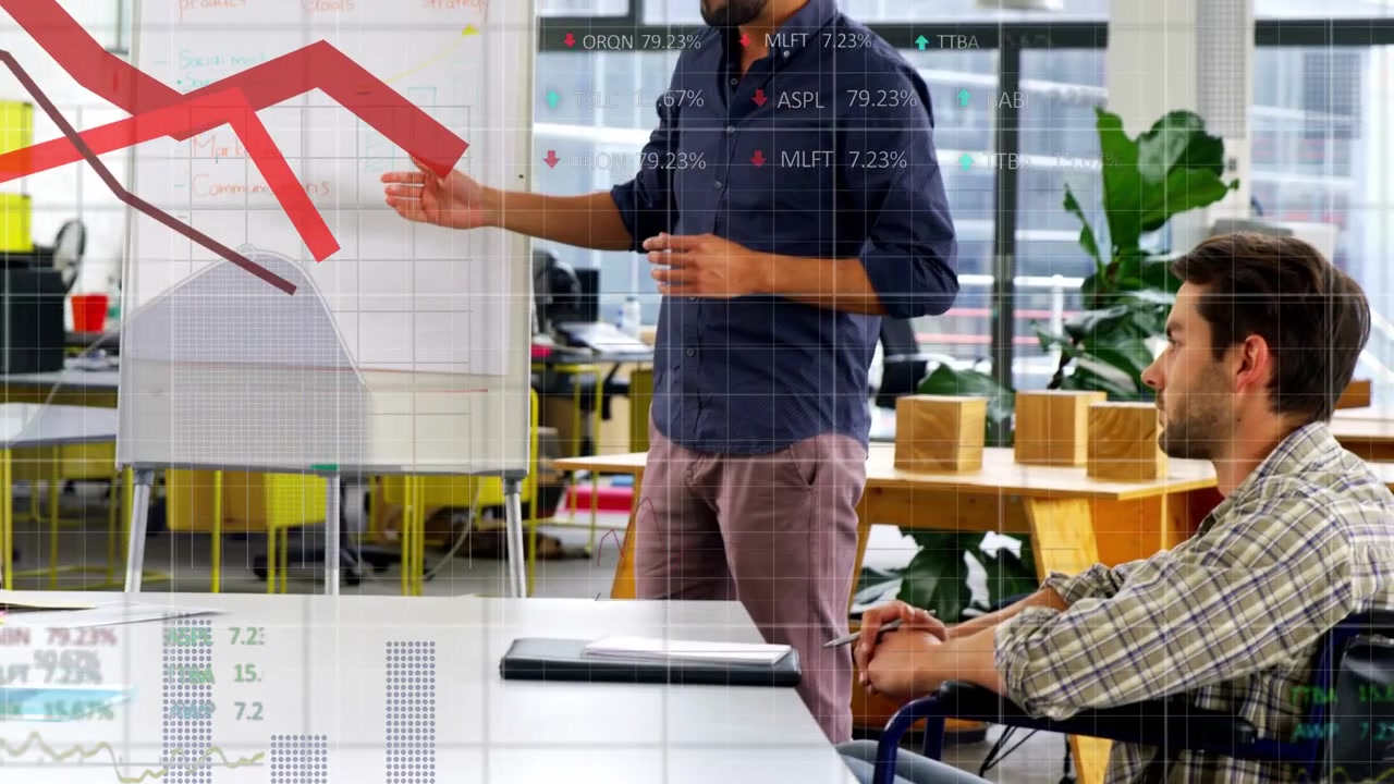 Presenter melangkah maju, menunjuk flipchart dalam bisnis, grafik merah animasi melapisi bagan