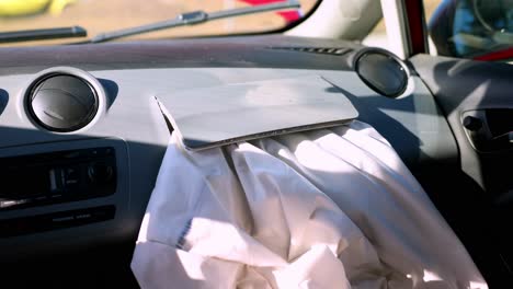 primer plano de la bolsa de aire delantera del pasajero desplegada después de un accidente vial