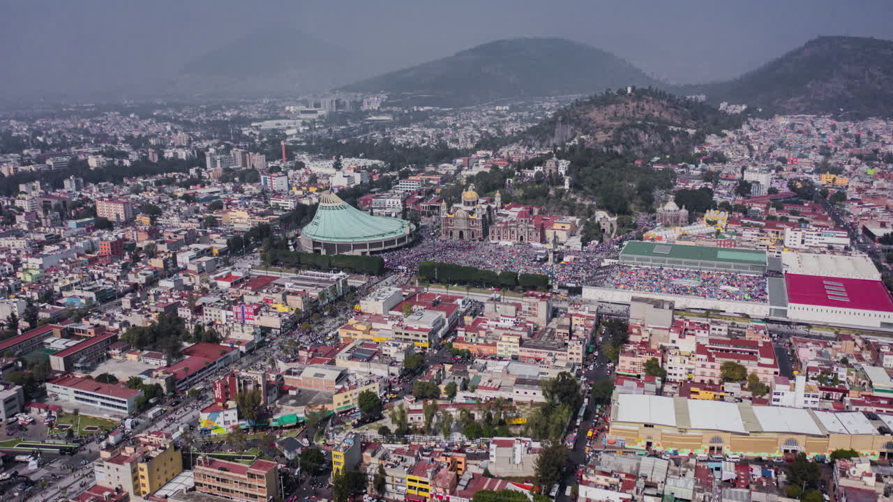 멕시코 시티에서 12월 12일 축하 행사에서 과달루페 대성당에서 많은 군중의 공중 궤도 하이퍼랩스