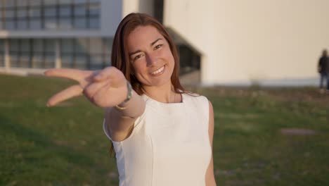 Hermosa-Dama-Pelirroja-Sonriente-Mostrando-Signos-De-Paz