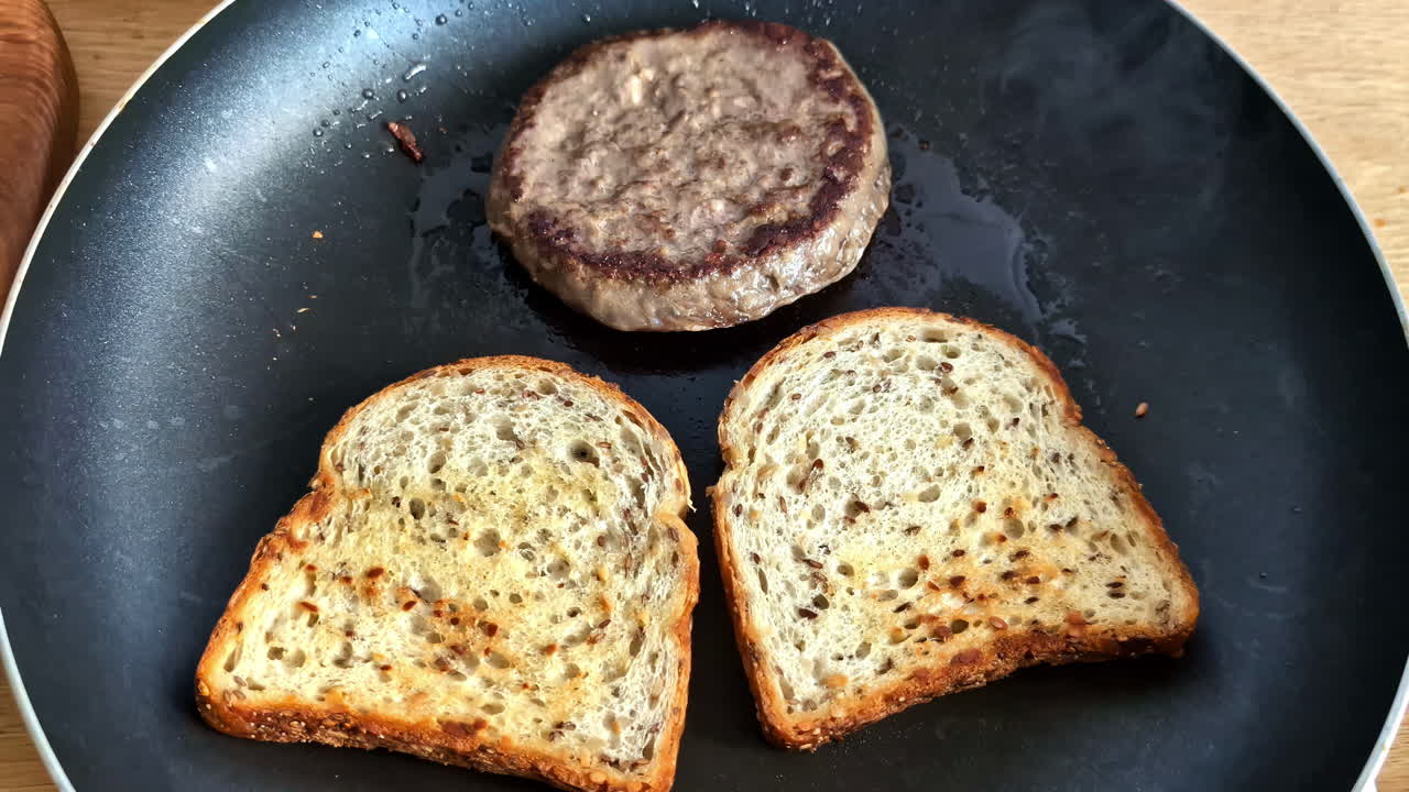 햄버거와 두 조각의 을 집에서 김 비에 고, 느린 움직임으로 닫습니다.