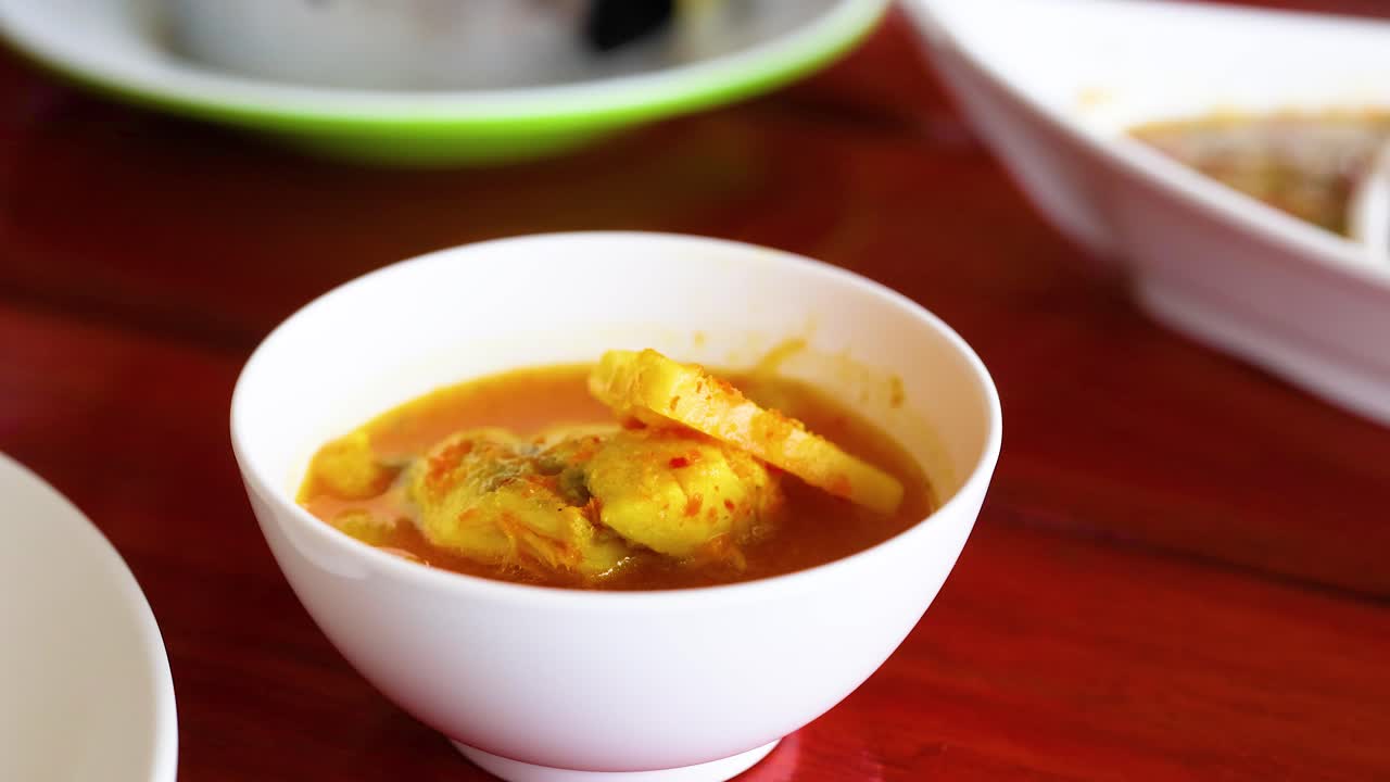 un delicioso plato de curry servido en krabi, tailandia