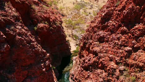 pozo de agua en el simpsons gap en west macdonnell ranges en el territorio del norte de australia