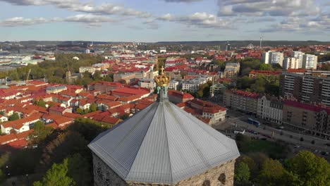 Vuelo-Aéreo-Hacia-Atrás-Revelando-Skansen-Kronan.-Gotemburgo,-Suecia