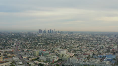 Antena:-Vuelo-Sobre-Los-Angeles,-California-Con-Horizonte-De-Fondo,-Nublado-A-La-Luz-Del-Día,