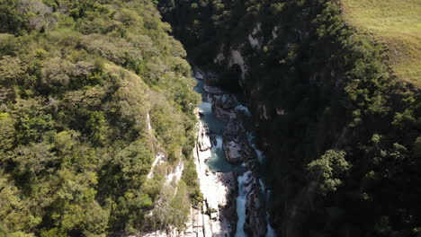 印度尼西亞蘇姆巴島 (sumba island) 夏天在岩石峡谷之間流下來的<unk>布