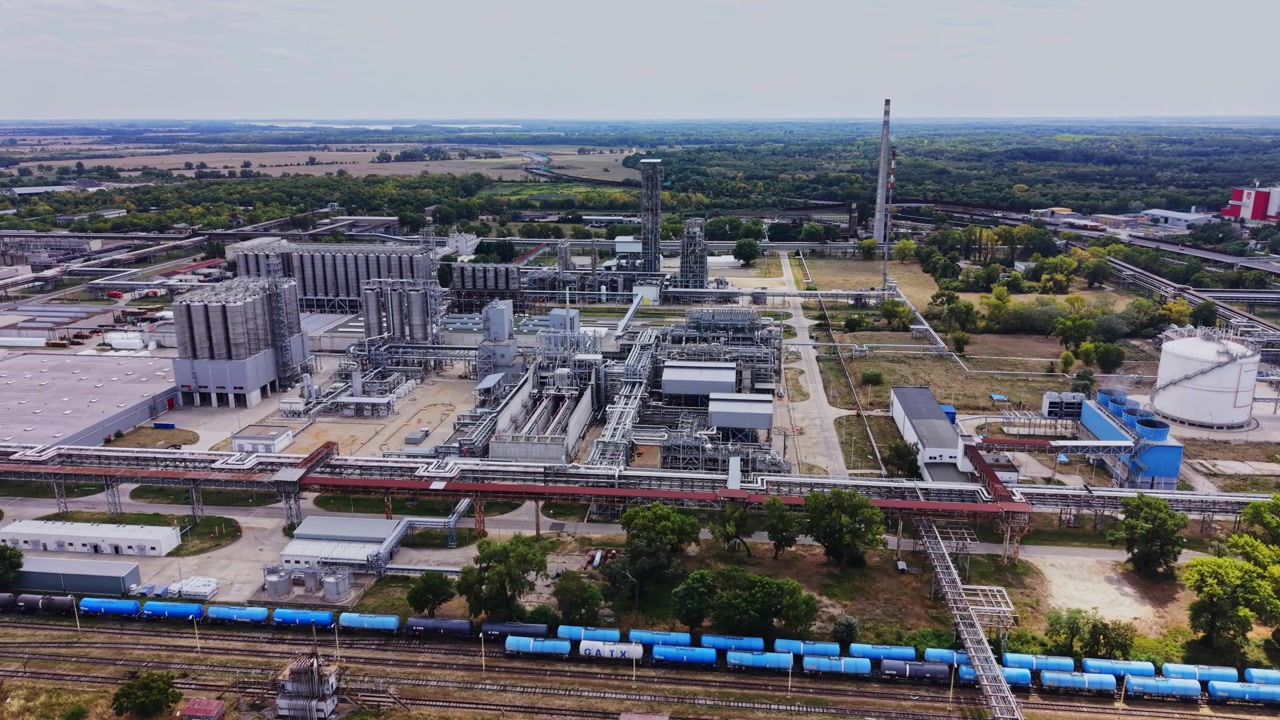Depolama Tankları ve Endüstriyel Yapılarla Benzin Üretim Tesisi