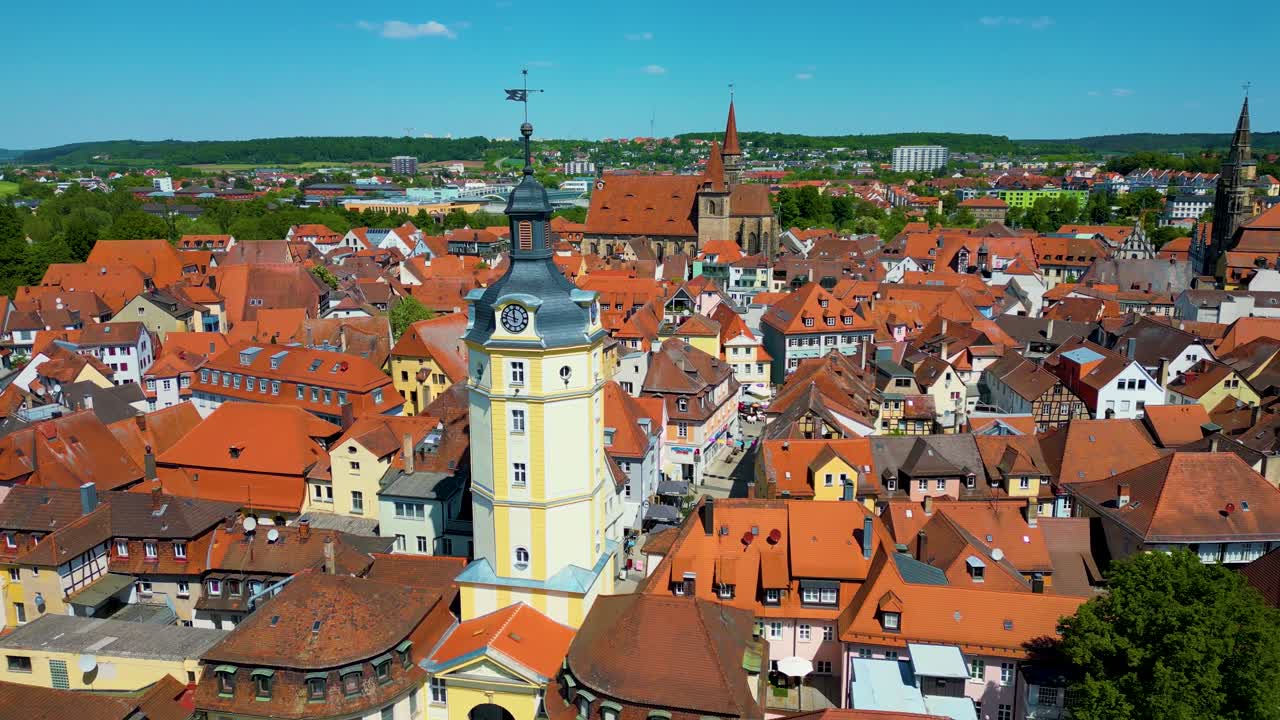 4K flygdrönarvideo av den historiska St. Johannis kyrka i Gamla stan i centrala Ansbach, Tyskland
