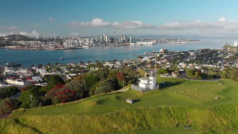 toma aérea del monte victoria con el horizonte de auckland y la torre del cielo en el fondo, nueva zelanda