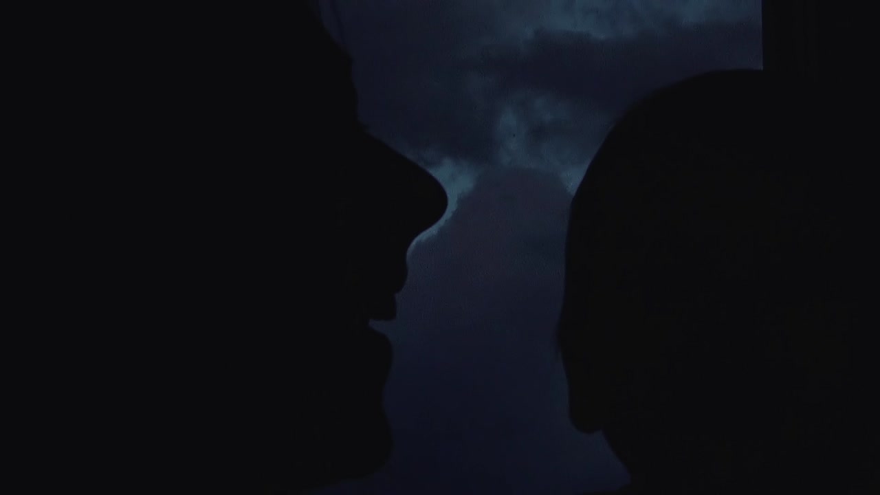 엄마는 딸과  ⁇ 안고 있습니다.