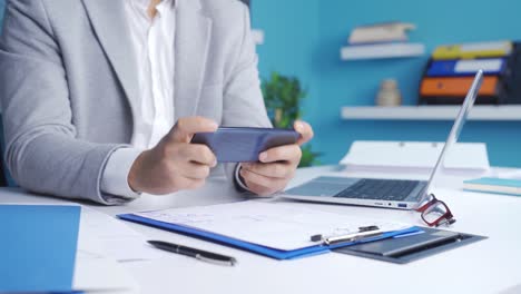 el hombre de negocios que experimenta alegría por teléfono es feliz y positivo. juegos de azar móviles, apuestas, apuestas, mercado de valores.