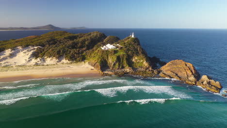 Faro-De-Sugarloaf-Point-En-La-Punta-Del-Acantilado-De-Australia,-Vista-Aérea-De-La-Puesta-De-Sol