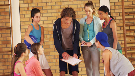 Niños-De-Secundaria-Discutiendo-El-Plan-De-Juego