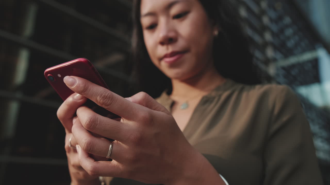 Kvinde, der bruger mobiltelefon