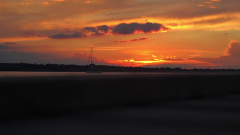 Timelapse-De-Un-Velero-Durante-Una-Vibrante-Puesta-De-Sol