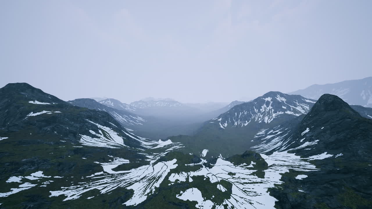 산들은 낮은 구름과 안개에 숨겨져 있습니다.