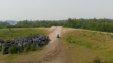 4K-Drohnenvideo-Des-Geländewagens,-Der-An-Sommertagen-Durch-Das-Erholungsgebiet-Tanana-Lake-In-Fairbanks,-Ak,-Fährt-2