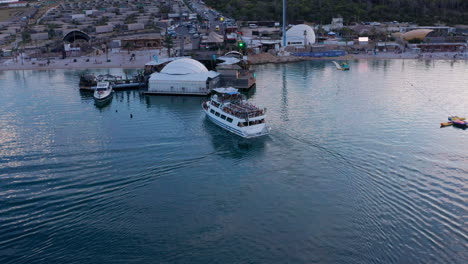 Luftaufnahme-Von-Menschenfahrten-Auf-Dem-Partyboot,-Das-Am-Zrce-Festival-Beach-In-Novalja,-Kroatien,-Ankommt