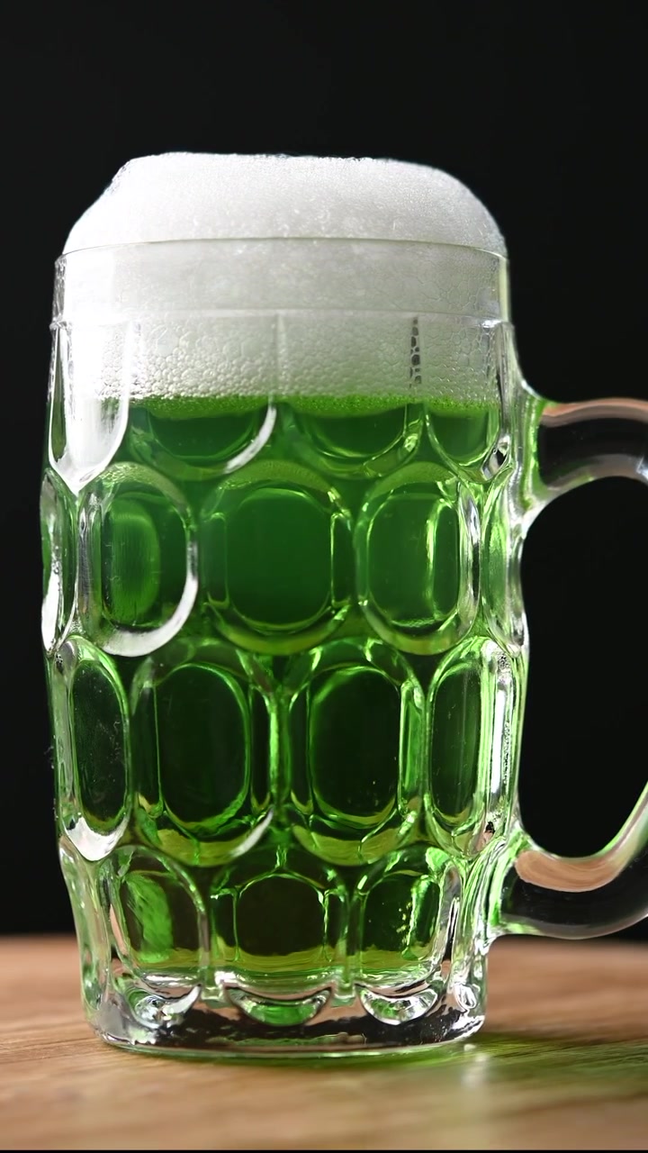 Grüner Bierkrug mit Schaum für den St. Patrick's Day.