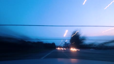 Hiperlapso-De-Punto-De-Vista-Del-Parabrisas-Trasero-Del-Coche-En-Una-Calle-Muy-Transitada-Con-Tráfico-Durante-El-Crepúsculo