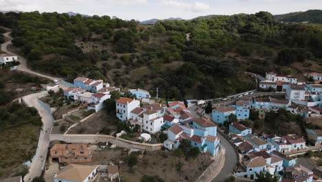 Icónico-Municipio-De-Júzcar-Con-Edificios-Azules,-Vista-Aérea-De-Drones