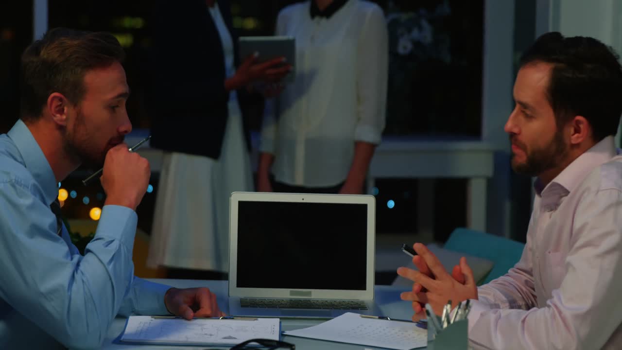 Empresarios que trabajan en la oficina