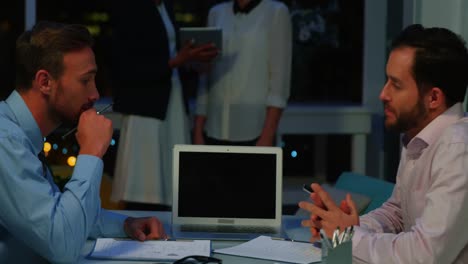 hombres de negocios que trabajan en la oficina