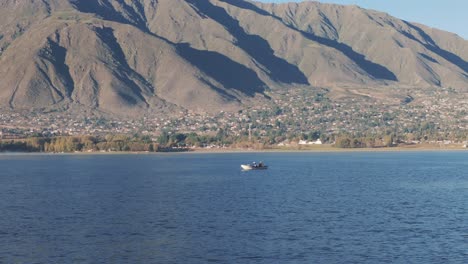 seguimiento aéreo de los pescadores que pescan desde embarcaciones pequeñas