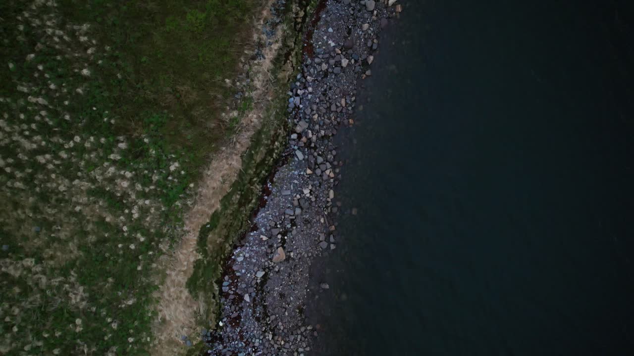 드론은 바렌츠 해의 어두운 물과 함께 바위 해안선 위에서 습니다.