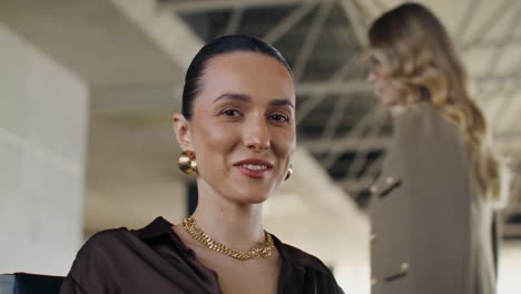 mujer de negocios sonriente en una oficina moderna