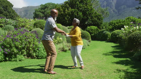 Pareja-De-Ancianos-Afroamericanos-Bailando-Juntos-En-El-Jardín