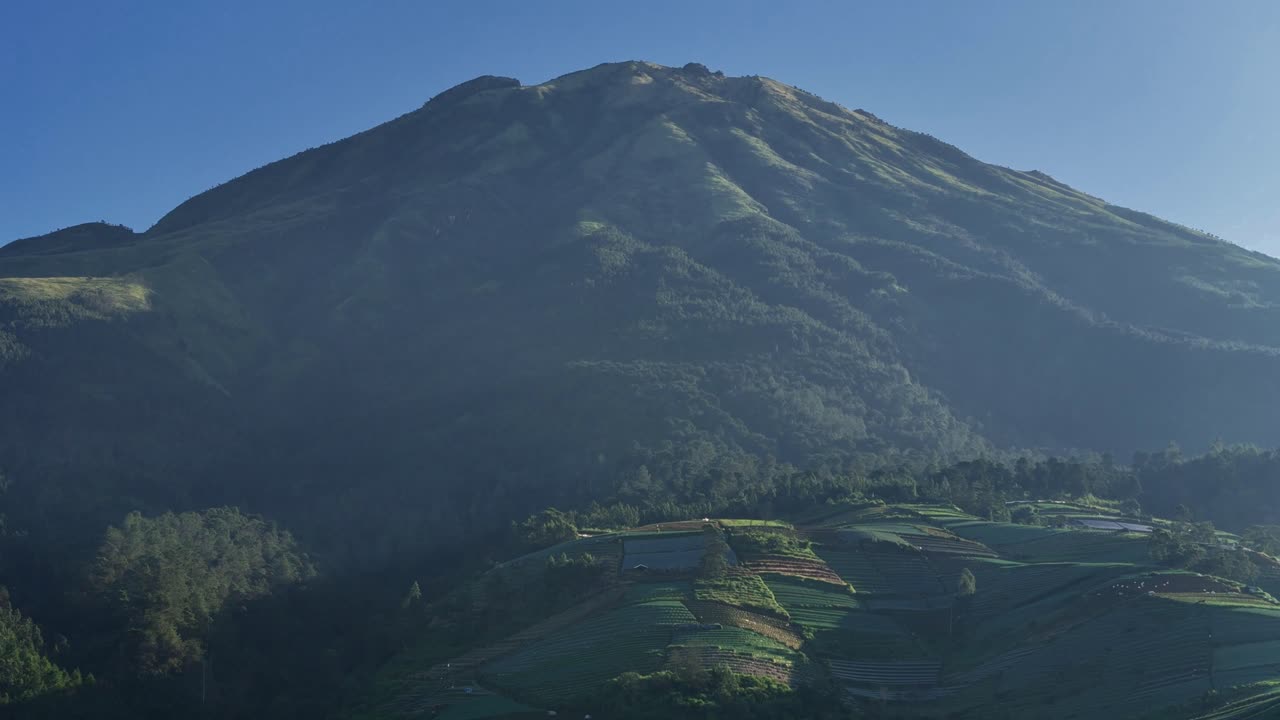 Veduta aerea panoramica del monte Sumbing in una giornata nebbiosa.