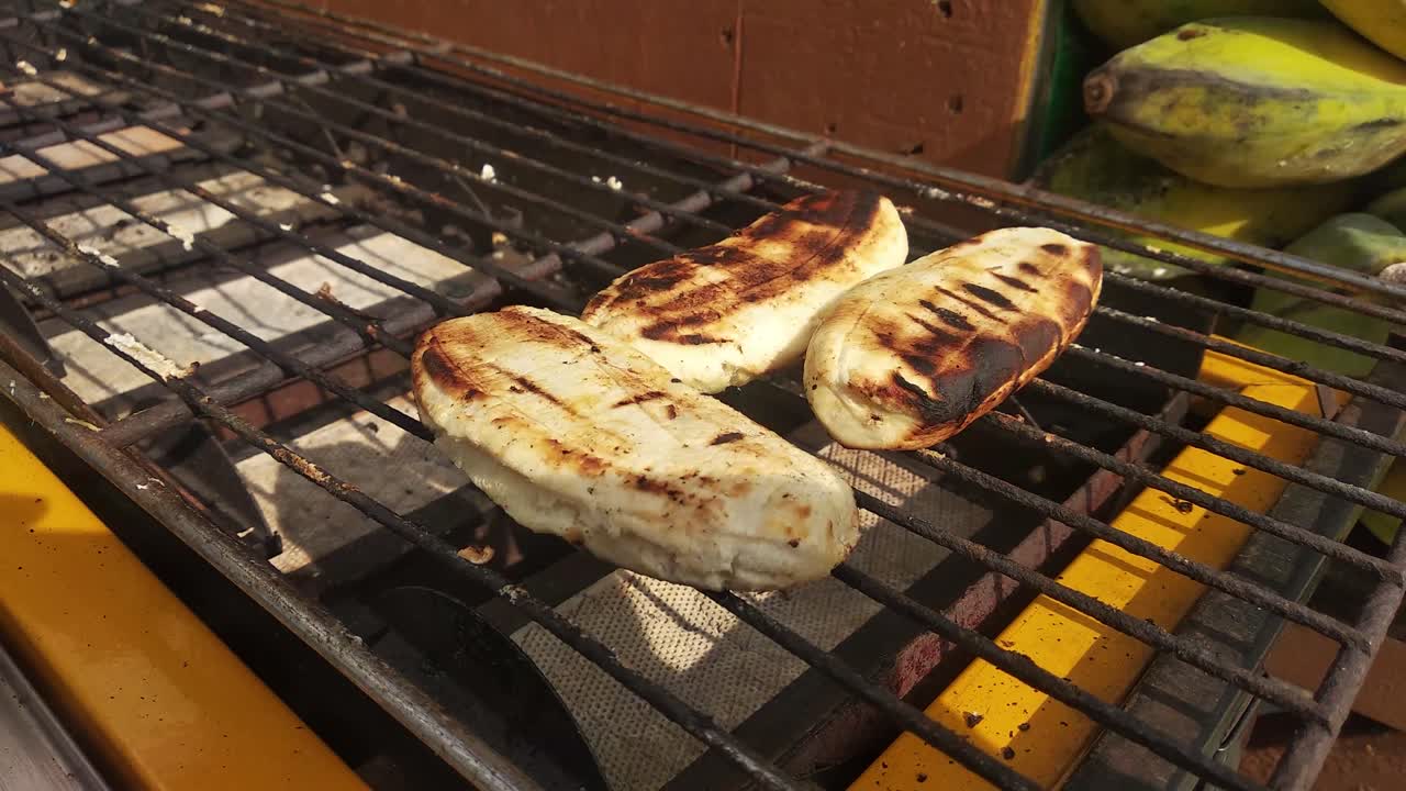 피산 에페는 술라웨시의 대표적인 음식 중 하나입니다.