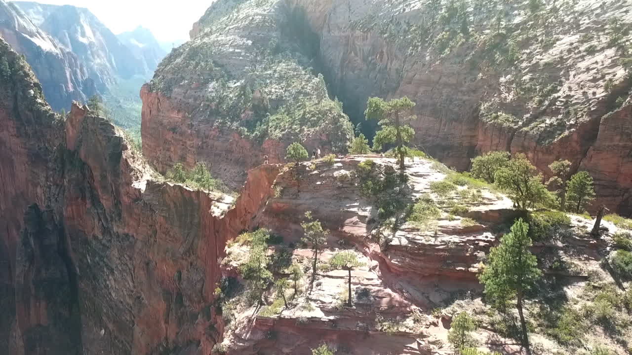 toma aérea de la escarpada cordillera en el parque nacional zion, hermoso destino de viaje