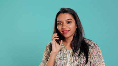 Mujer-Deslizando-El-Dedo-Por-La-Pantalla-Táctil-Del-Teléfono-Inteligente-Para-Contestar-Una-Llamada-Telefónica